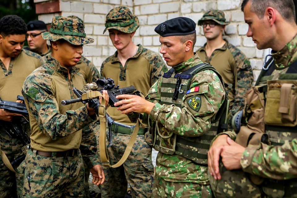 26th MEU Marines, Romanian Marines teach weapon systems classes during BALTOPS (42590497801)