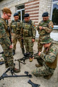 26th MEU Marines, Romanian Marines teach weapon systems classes during BALTOPS (42590500301)