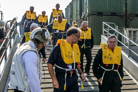 26th MEU, USS Oak Hill welcome distinguished visitors aboard (42532988912)