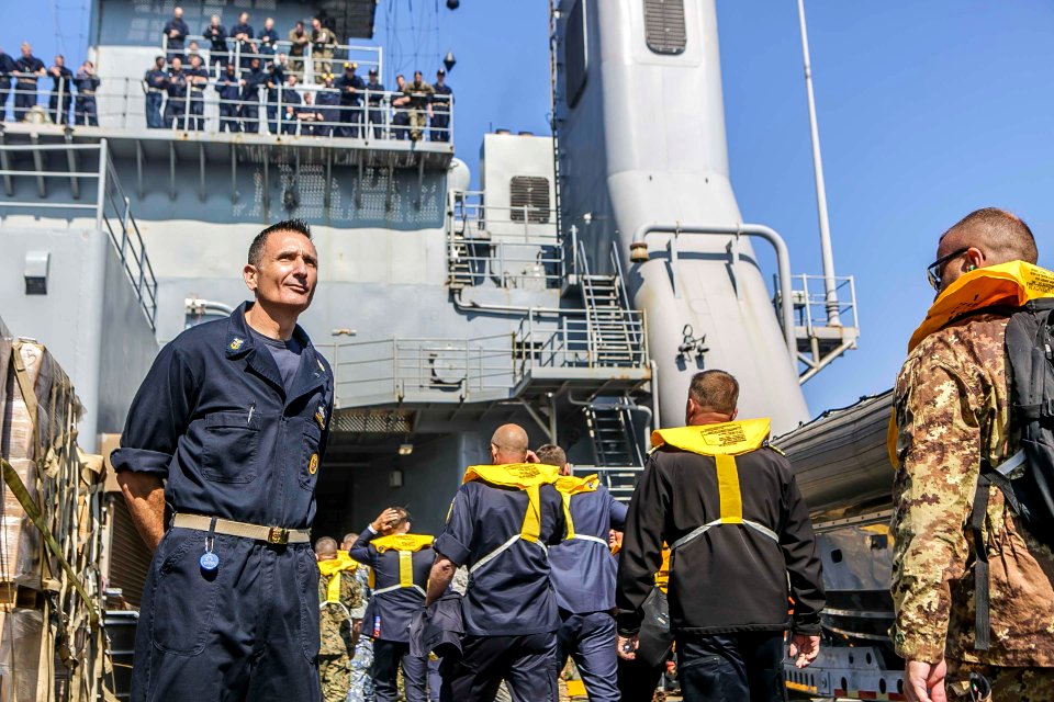 26th MEU, USS Oak Hill welcome distinguished visitors aboard (42532987922)