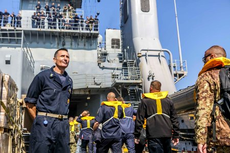 26th MEU, USS Oak Hill welcome distinguished visitors aboard (42532987922)
