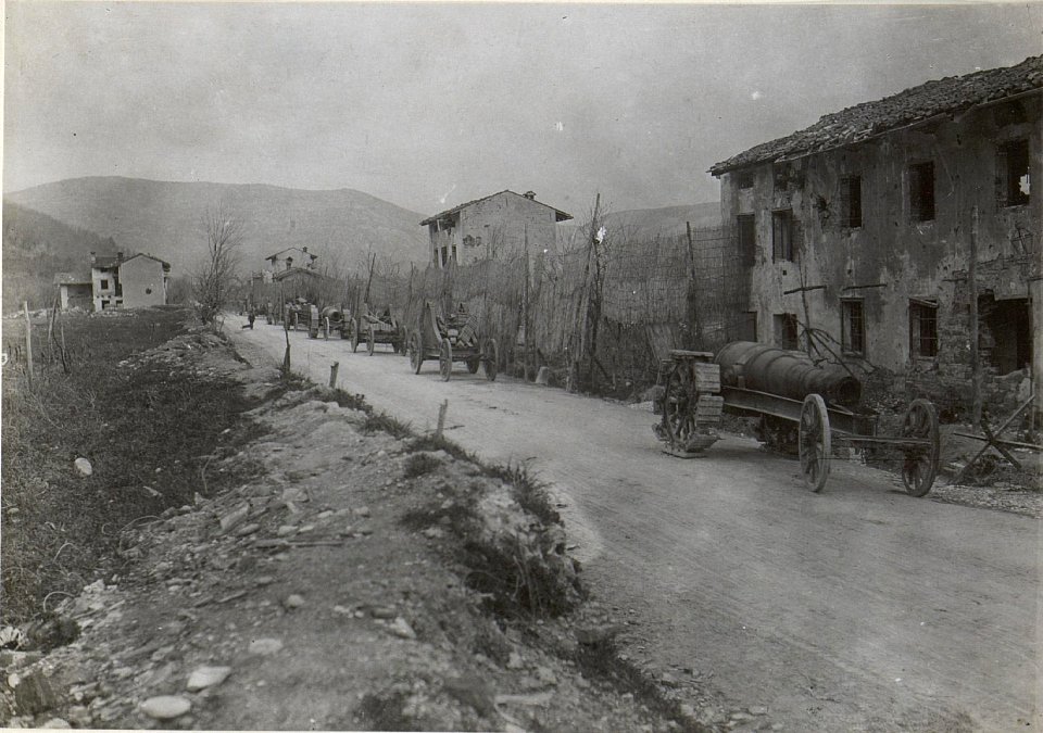 28cm Geschütz mit Lafette. Aufg.an der Strasse beim Isonzo, Görz. (Ende März. 1918.) (BildID 15664320)