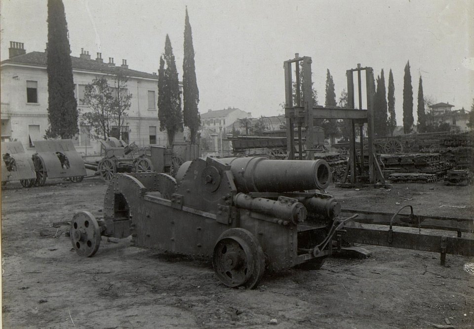28cm Mörser mit Hebezug im Hintergrund, Görz, Parkplatz, Ende März. 1918. (BildID 15664411)