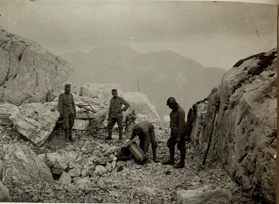 28 cm Minenwerfer am ROMBON. Aufgenommen am 22. Juli 1916. (BildID 15478248)