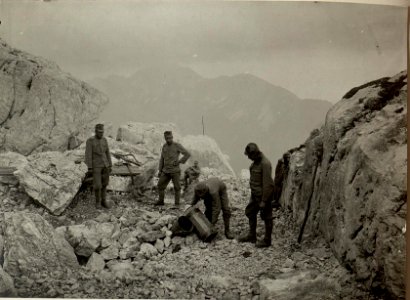 28 cm Minenwerfer am ROMBON. Aufgenommen am 22. Juli 1916. (BildID 15478248)