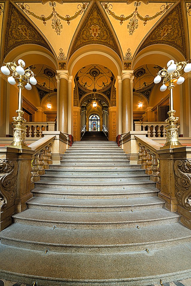 28. Josef Schulz, Vitraj s alegorií uměleckého průmyslu na podestě schodiště UPM, 1900, Uměleckoprůmyslové muzeum v Praze