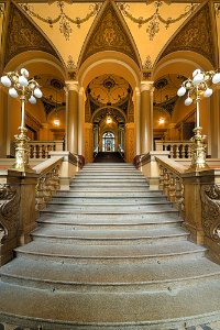 28. Josef Schulz, Vitraj s alegorií uměleckého průmyslu na podestě schodiště UPM, 1900, Uměleckoprůmyslové muzeum v Praze