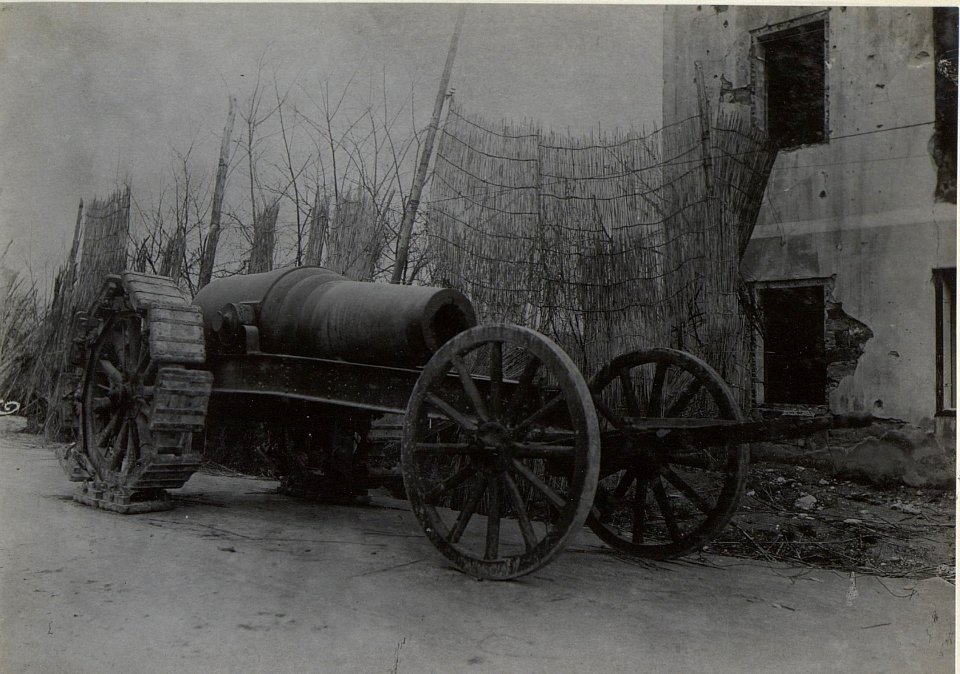 28cm Geschütz, an der Strasse beim Isonzo, Görz. (Ende März. 1918.) (BildID 15664327)