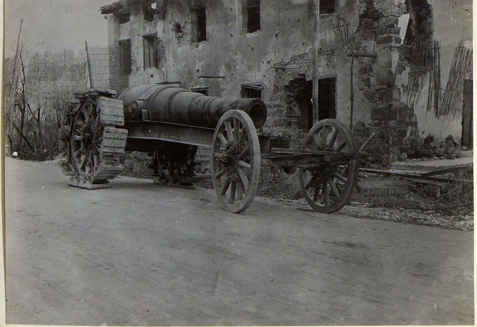 28cm Mörser, an der Strasse beim Isonzo bei Görz. (Ende März 1918.) (BildID 15664341)