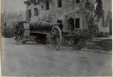 28cm Mörser, an der Strasse beim Isonzo bei Görz. (Ende März 1918.) (BildID 15664341)