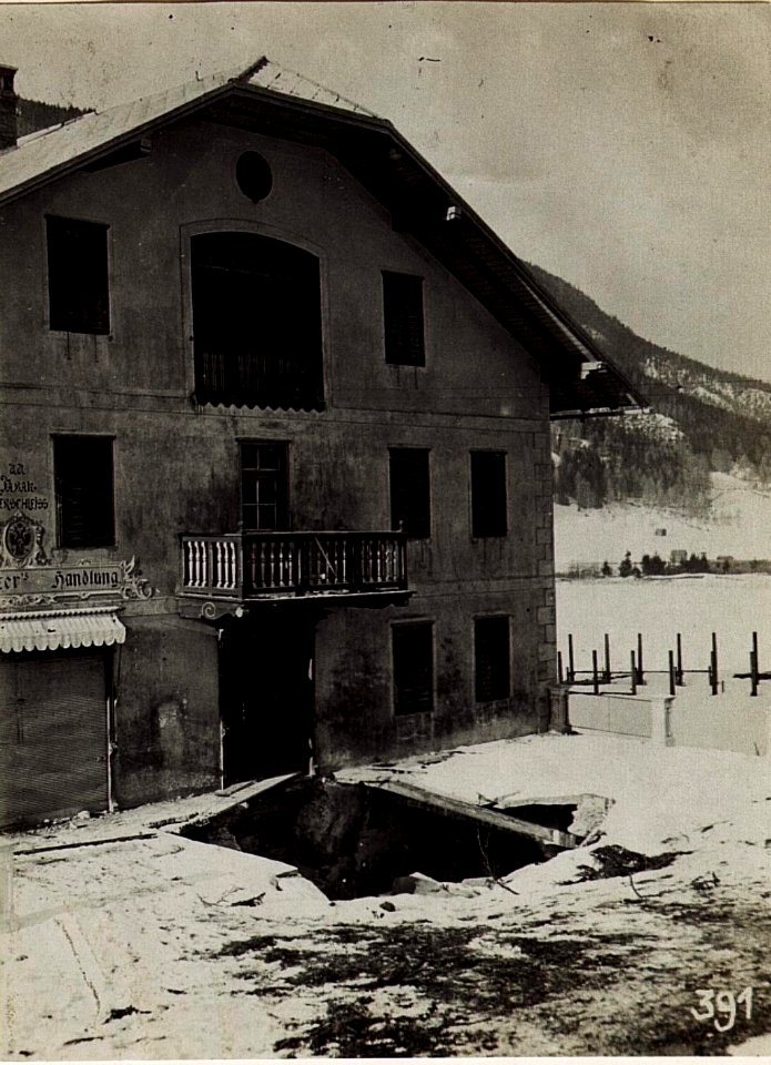 28cm Volltreffer in einem Haus in Moos, 5.2.1916. (BildID 15583017)