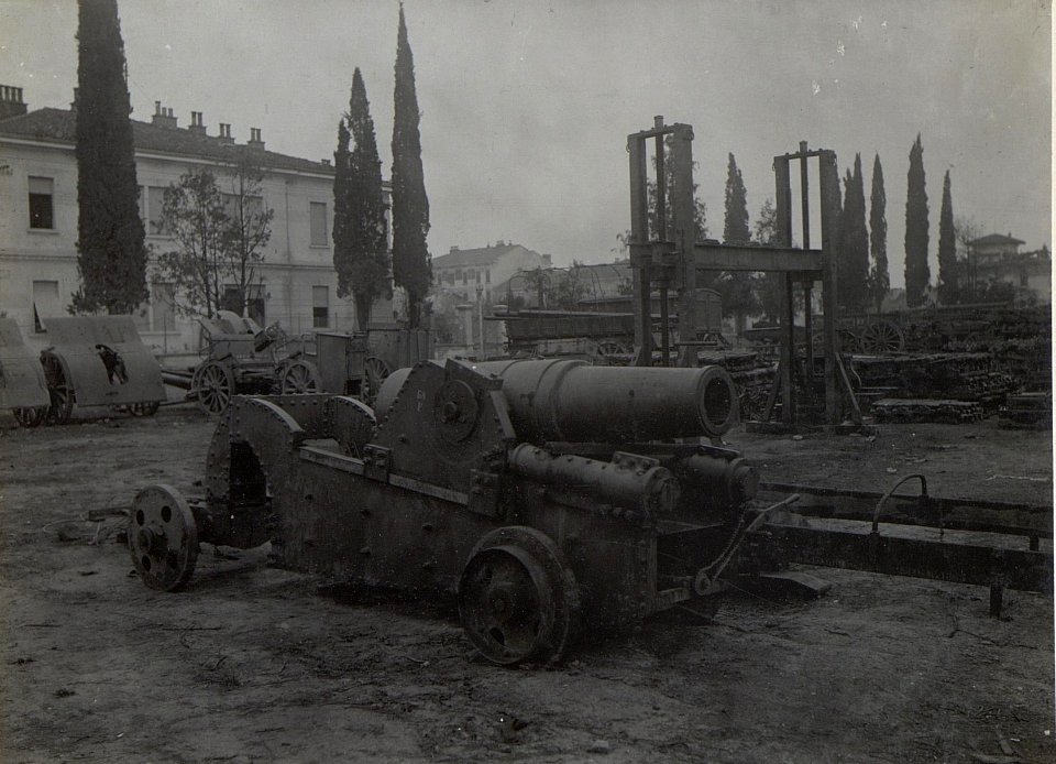 28cm Mörser mit Hebezug im Hintergrund, Görz, Parkplatz, Ende März. 1918. (BildID 15664418)