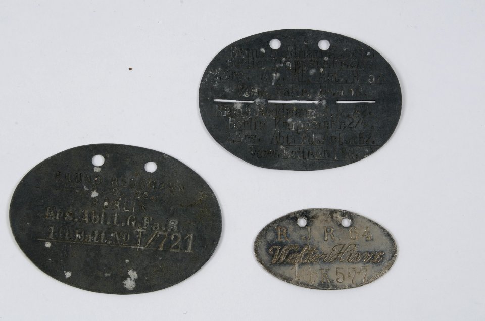 3 identiteitsplaatjes van zink, item 1