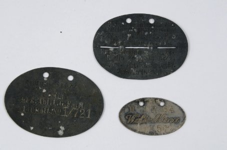 3 identiteitsplaatjes van zink, item 1