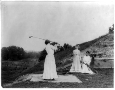 3 women playing golf - Jackson Sanitorium LCCN2005686764