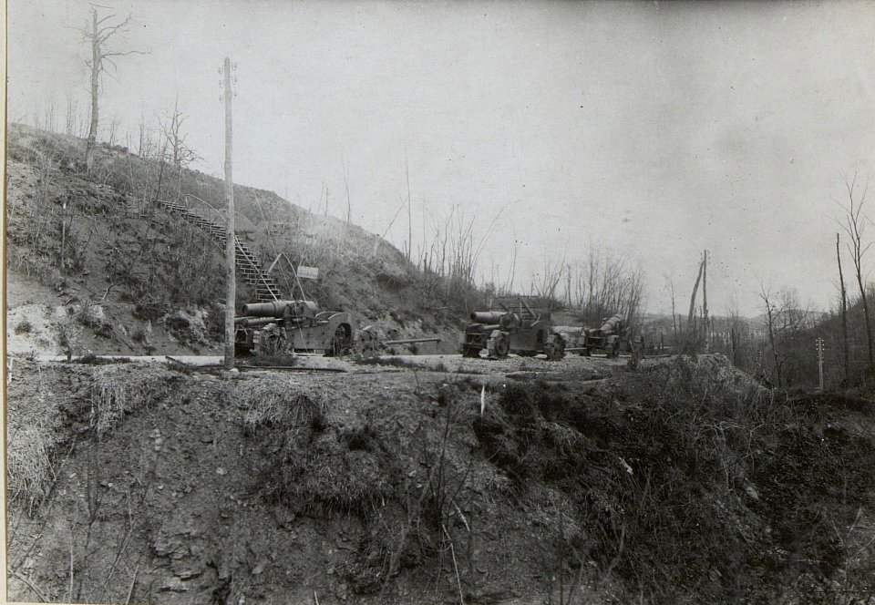 3 Stück 28cm Mörser, im Hintergrund Zugang zu den itl.Laufgräben. (Podgorahöhe Ende April 1918.) (BildID 15664509)