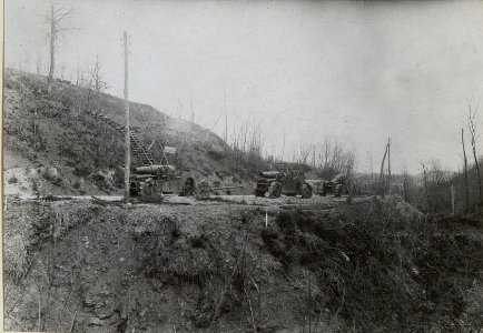 3 Stück 28cm Mörser, im Hintergrund Zugang zu den itl.Laufgräben. (Podgorahöhe Ende April 1918.) (BildID 15664509)