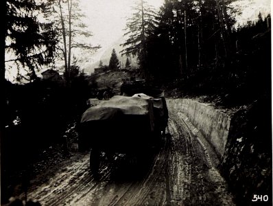 30,5cm Mörser passiert Serpentine im Gadertal, 21.6.1916. (BildID 15582555)