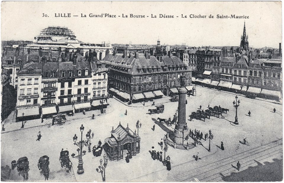 30. Lille — La Grand'Place - La Bourse - La Déesse - Le Clocher de Saint Maurice - vº