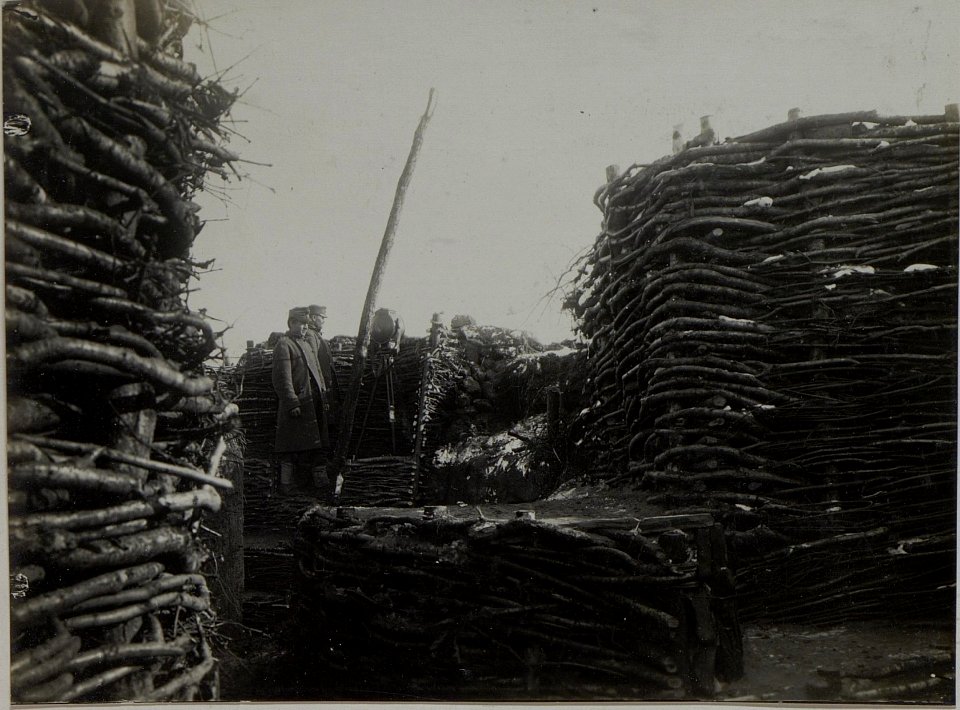 30 cm Scheinwerfer in Stellung. (BildID 15453747)