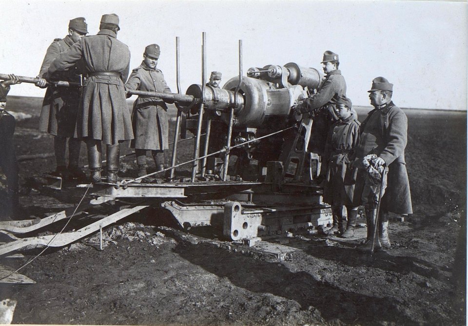 30.5 cm Mörser beim Laden (BildID 15439335)