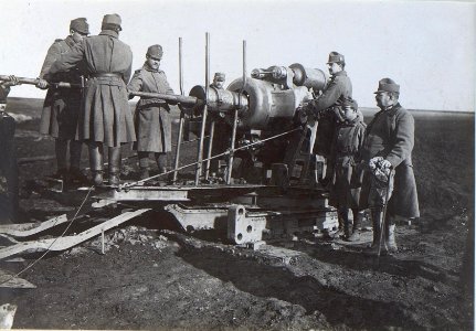 30.5 cm Mörser beim Laden (BildID 15439335)