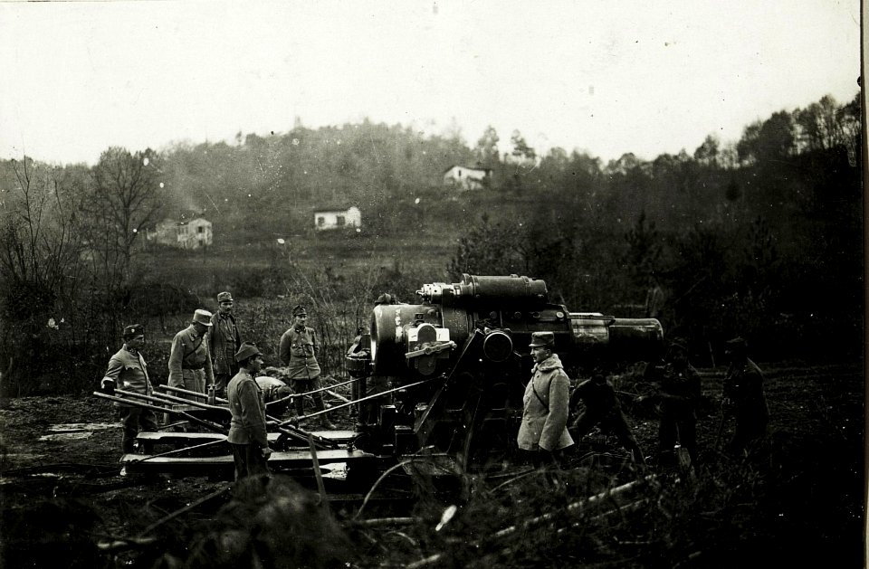 30,5cm Mörser in Stellung im Rosental bei Villa Starkenfels, 8.11.1915. (BildID 15594003)