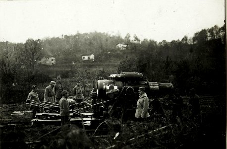 30,5cm Mörser in Stellung im Rosental bei Villa Starkenfels, 8.11.1915. (BildID 15594003)