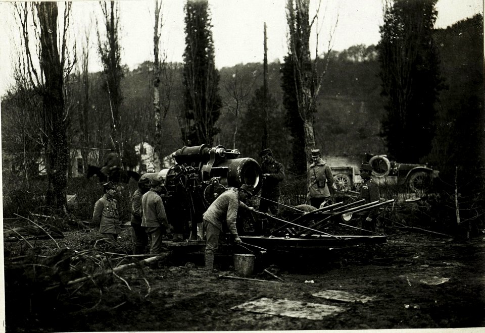 30,5cm Mörser in Stellung im Rosental bei Villa Starkenfels, 8.11.1915. (BildID 15594010)