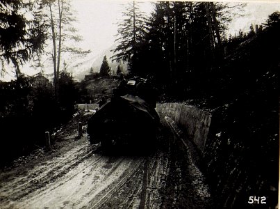 30,5cm Mörser passiert Serpentine im Gadertal, 21.6.1916. (BildID 15582569)