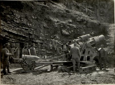 30.5 Mörser an der Lusernstrasse. Aufgenommen im Mai 1916. (BildID 15533958)