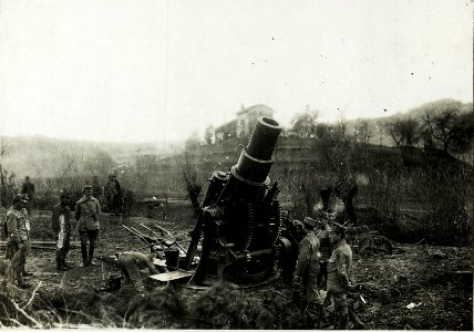 30,5cm Mörser in Stellung im Rosental bei Villa Starkenfels, 8.11.1915. (BildID 15593996)