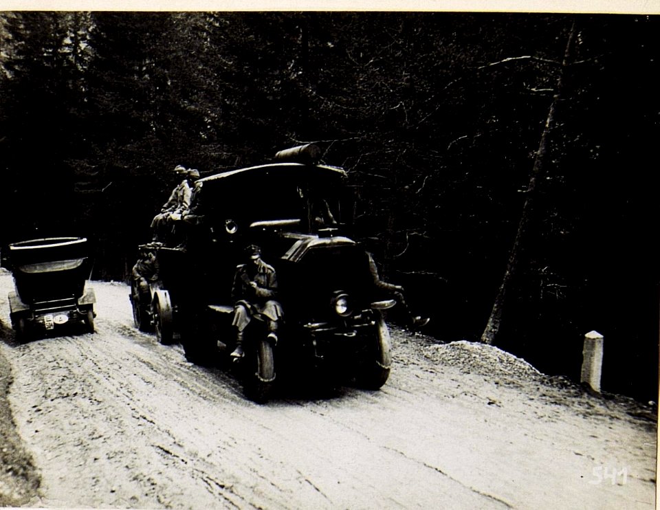 30,5cm Mörser passiert Serpentine im Gadertal, 21.6.1916. (BildID 15582562)