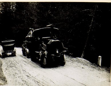 30,5cm Mörser passiert Serpentine im Gadertal, 21.6.1916. (BildID 15582562)