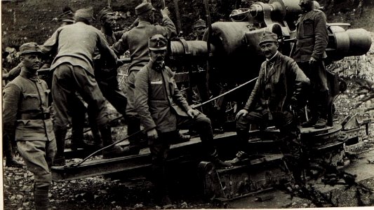 30,5cm Mörser, Hauptmann von Raschin und Hauptmann Weber, 1916. (BildID 15585131)