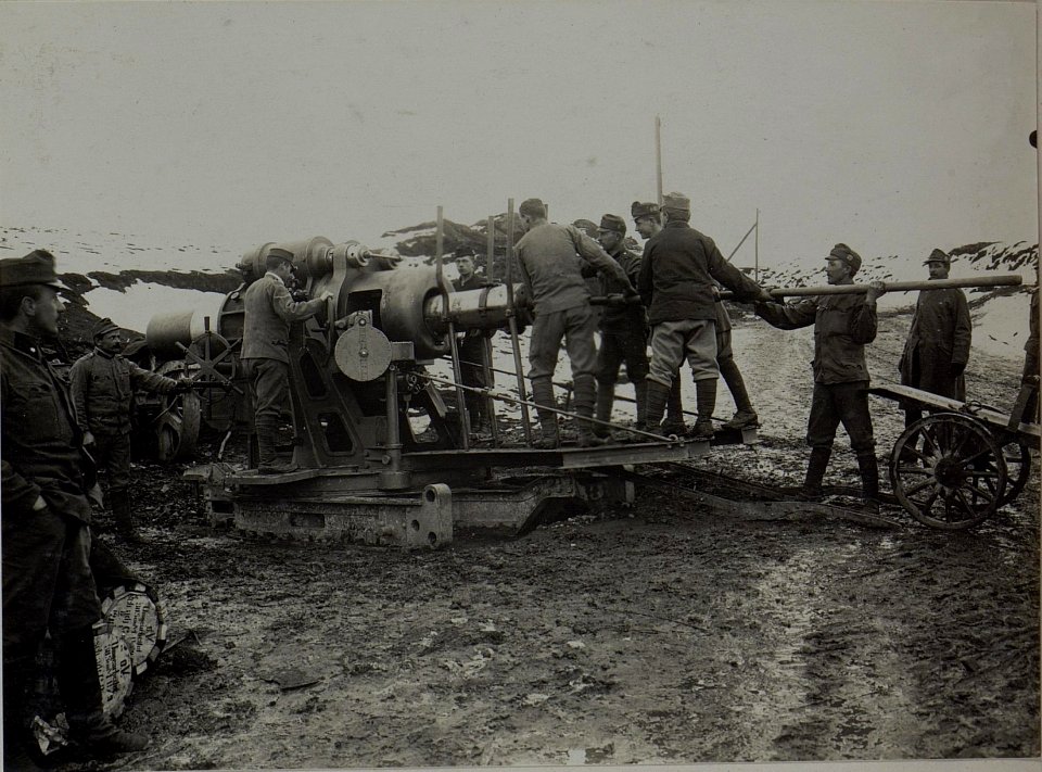 30.5 cm Mörser in Ostrsitza beim Laden, Batterie 5. (BildID 15448872)