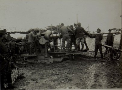 30.5 cm Mörser in Ostrsitza beim Laden, Batterie 5. (BildID 15448872)