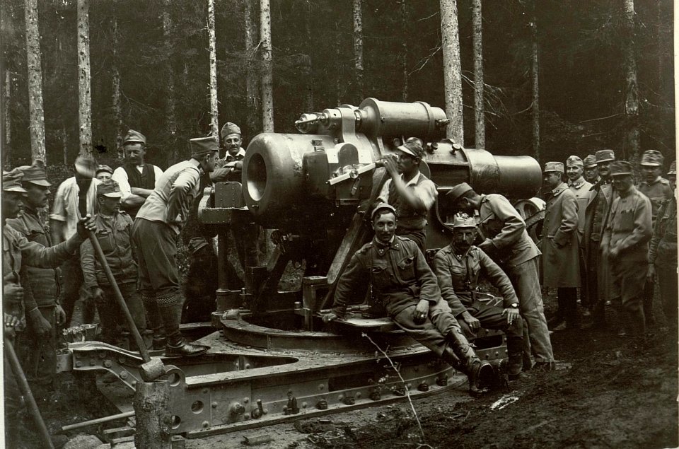 30.5 cm Mörser nach dem Aufstellen. Stellung des Mörsers bei Weidenburg, 200 m östlich Kote 678. Aufgenommen, am 22.IX.1915. Standpunkt, Beim Mörser. (BildID 15460265)