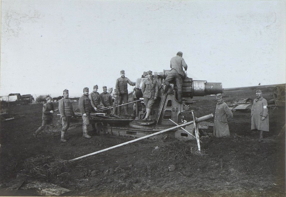 30.5 cm Mörser bein Laden und Aufsetzen des Richtbogens bei Sokolow (BildID 15438698)