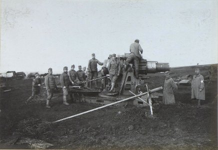 30.5 cm Mörser bein Laden und Aufsetzen des Richtbogens bei Sokolow (BildID 15438698)