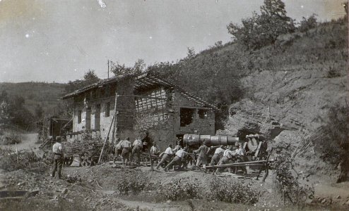 30.5 cm Mörser wird bei Prvacina in Stellung gebracht.18.6.1917. (BildID 15596426)