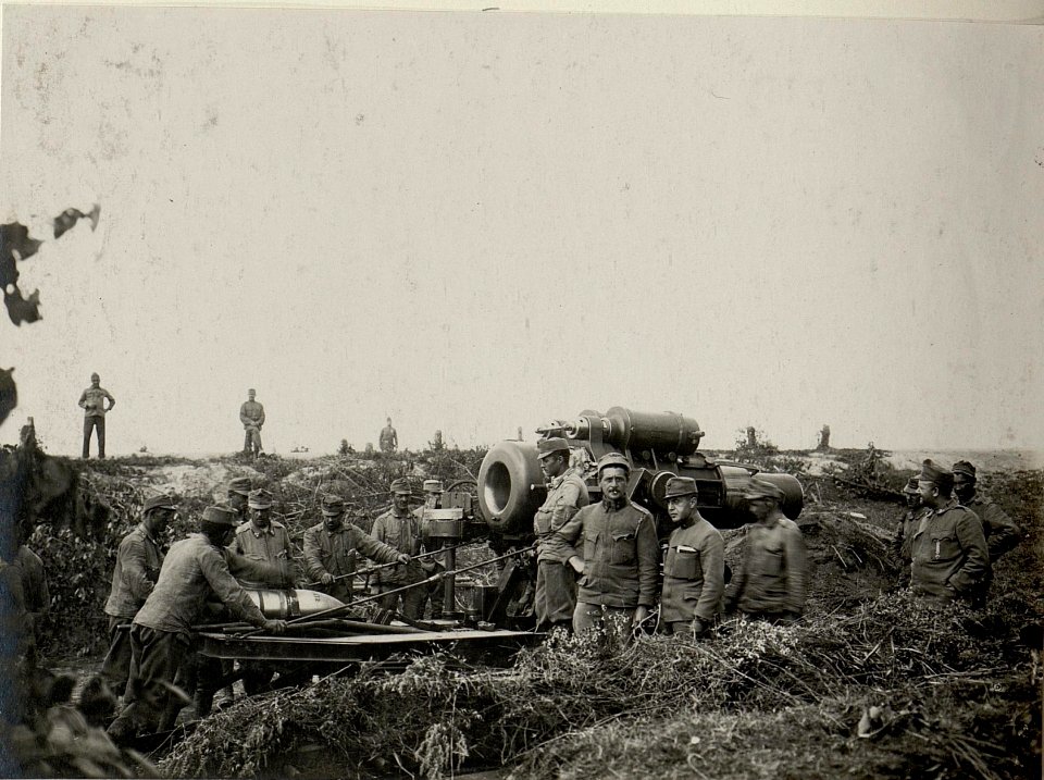 30.5cm Mörser in Ladestellung bei Plotycza 28.Juli.1916 (BildID 15542541)