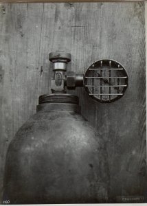 300 Atmosph.komplt.Kontroll-Manometer auf einer Luftflasche angebracht. (BildID 15647873)