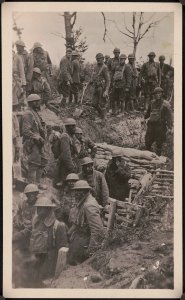 302nd Eng. repairing road over trench and 92nd Div. (colored) machine gunners going into action, Argonne Forest, France LCCN2017648704