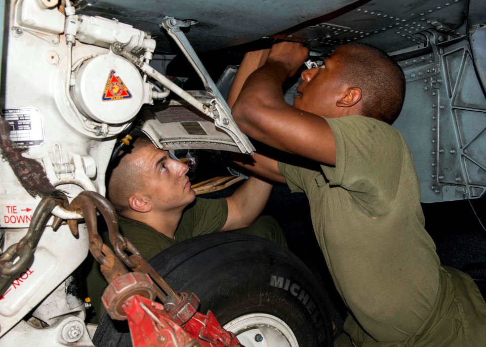 31st MEU working aboard Peleliu 140923-N-SU278-016