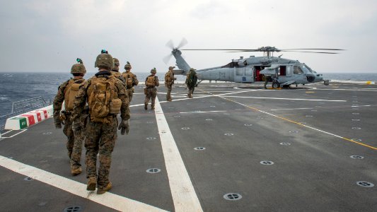 31st MEU Marines board MH-60s Seahawk 150310-N-EI510-019