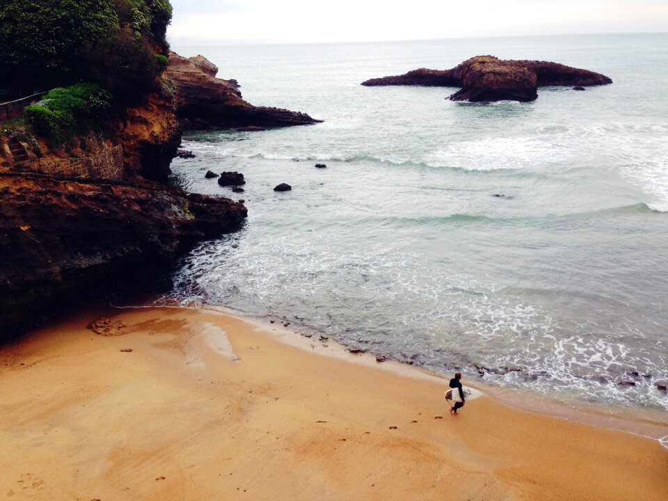 Surboard surfing shore