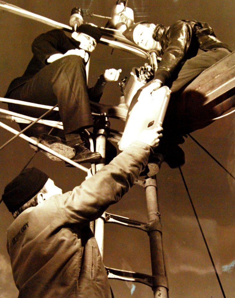 330-PS-2792 (USN 708619) (17719358088)