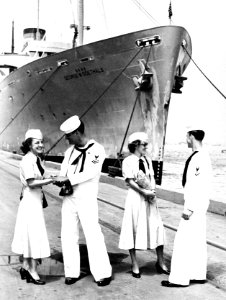 330-PS-6215 (USN 709026) (17208040086)