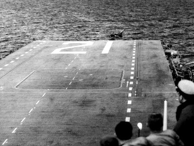 330-PS-733 (USN 710018) (19362170788)